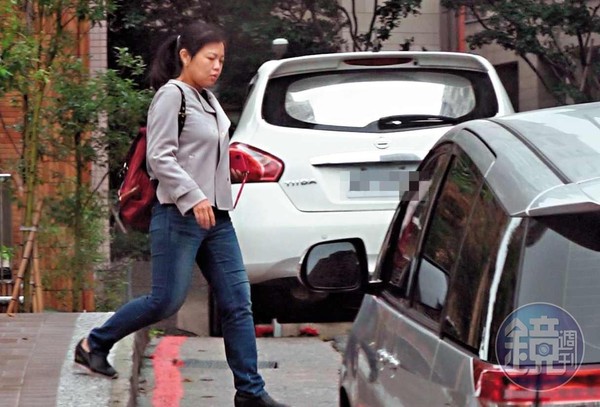 ▲郝龍斌駕車抵達游淑慧住處附近，確定游走出大樓後才把車子開到樓下。