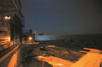 殲-15艦載戰鬥機進行夜間阻攔著艦訓練，宣布已具備晝夜起降和綜合攻防能力。（圖／翻攝自解放軍報）