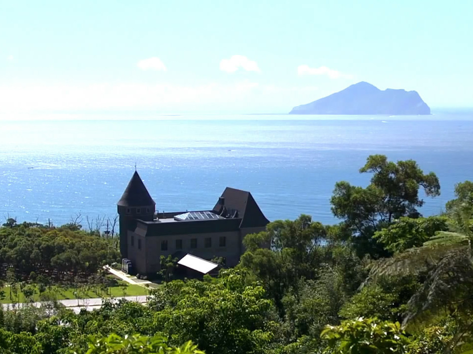 ▲▼伯朗城堡咖啡館視野極佳可遠眺龜山島。（圖／伯朗咖啡提供）
