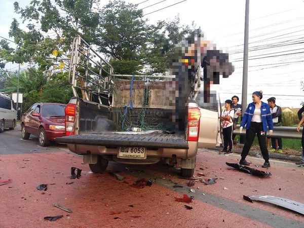 ▲泰國離奇車禍，騎士撞飛掛貨架慘死。（圖／翻攝自Facebook／กู้ภัยป่อเต็กตึ้ง สภ. บางครีเมือง ศูนย์ศูนย์สี่）