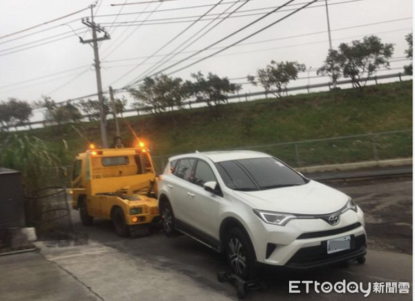 ▲桃園分署年終大執法針對欠稅車進行拖吊。（圖／桃園分署提供）