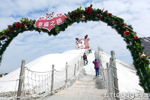 ▲七股鹽山打造進擊的「幸福萌鹿」，佇立於鹽山頂的福鹿承載大家對來年更上層樓的殷切想望，邀請「全家大小一起到七股鹽山走春。（圖／記者林悅翻攝）