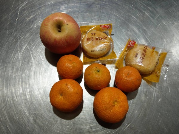 ▲▼桃機1旅客帶橘子和豬肉餅，開罰20萬 。（圖／關務署台北關提供）