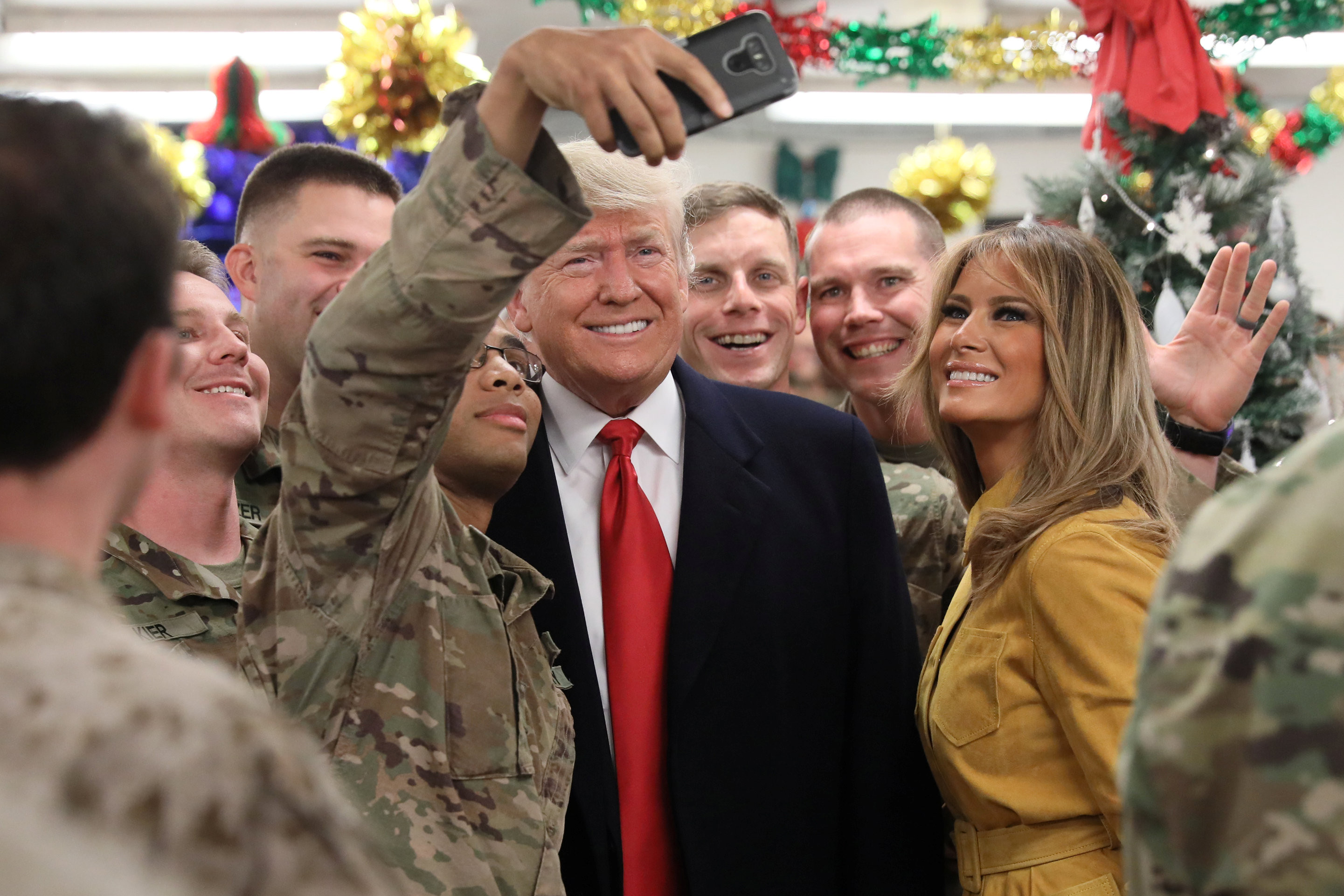 ▲美國總統川普（Donald Trump）與第一夫人梅蘭妮亞（Melania Trump）抵達伊拉克，感謝派駐當地的美軍，並希望他們聖誕快樂。（圖／路透社）