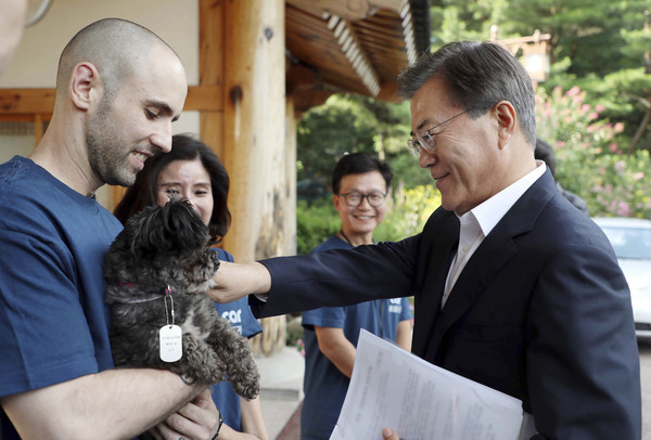 ▲▼南韓總統文在寅抱著黑色混種犬Tori。（圖／達志影像／美聯社）