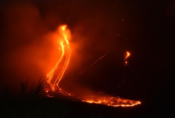 ▲▼義大利埃特納火山（Mount Etna）爆發，發生規模4.9地震。（圖／達志影像／美聯社）