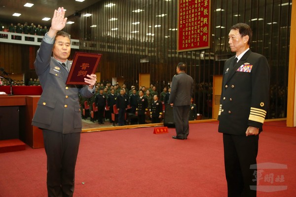 參謀總長李喜明上將主持「陸軍第六軍團指揮官任職布達交接暨授勳典禮」。（圖／軍聞社）