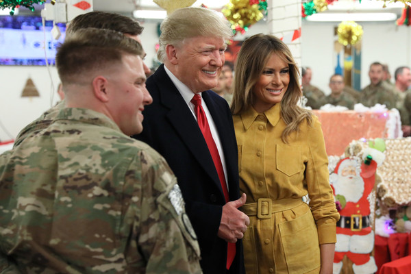 ▲美國總統川普（Donald Trump）與第一夫人梅蘭妮亞（Melania Trump）抵達伊拉克，感謝派駐當地的美軍，並希望他們聖誕快樂。（圖／路透社）