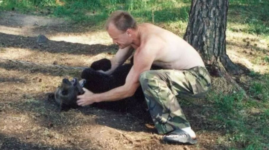 ▲▼俄羅斯獵人被自己養的棕熊咬死吃掉。（圖／翻攝自Twitter／@rodrigoahumada4）