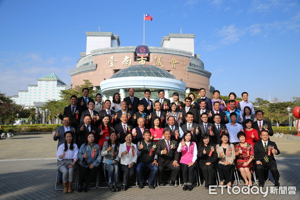 ▲台南市議會舉行第3屆市議員宣誓就職儀式，原住民議員當選人未在誓詞簽名蓋章，被監誓人宣布他宣誓就職無效，其餘56席議員順利就職。（圖／記者林悅翻攝）