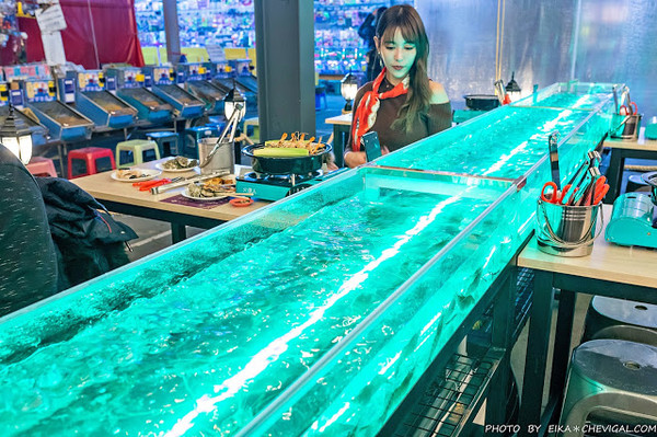 ▲全台首創18米玻璃透明LED水道！台中第1間泰國流水蝦吃到飽試賣中。(圖／柚香魚子醬的蹦蹦跳跳提供)