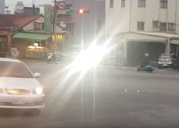 等紅燈對面車輛開遠燈直射。（圖／翻攝自Facebook／爆料公社）