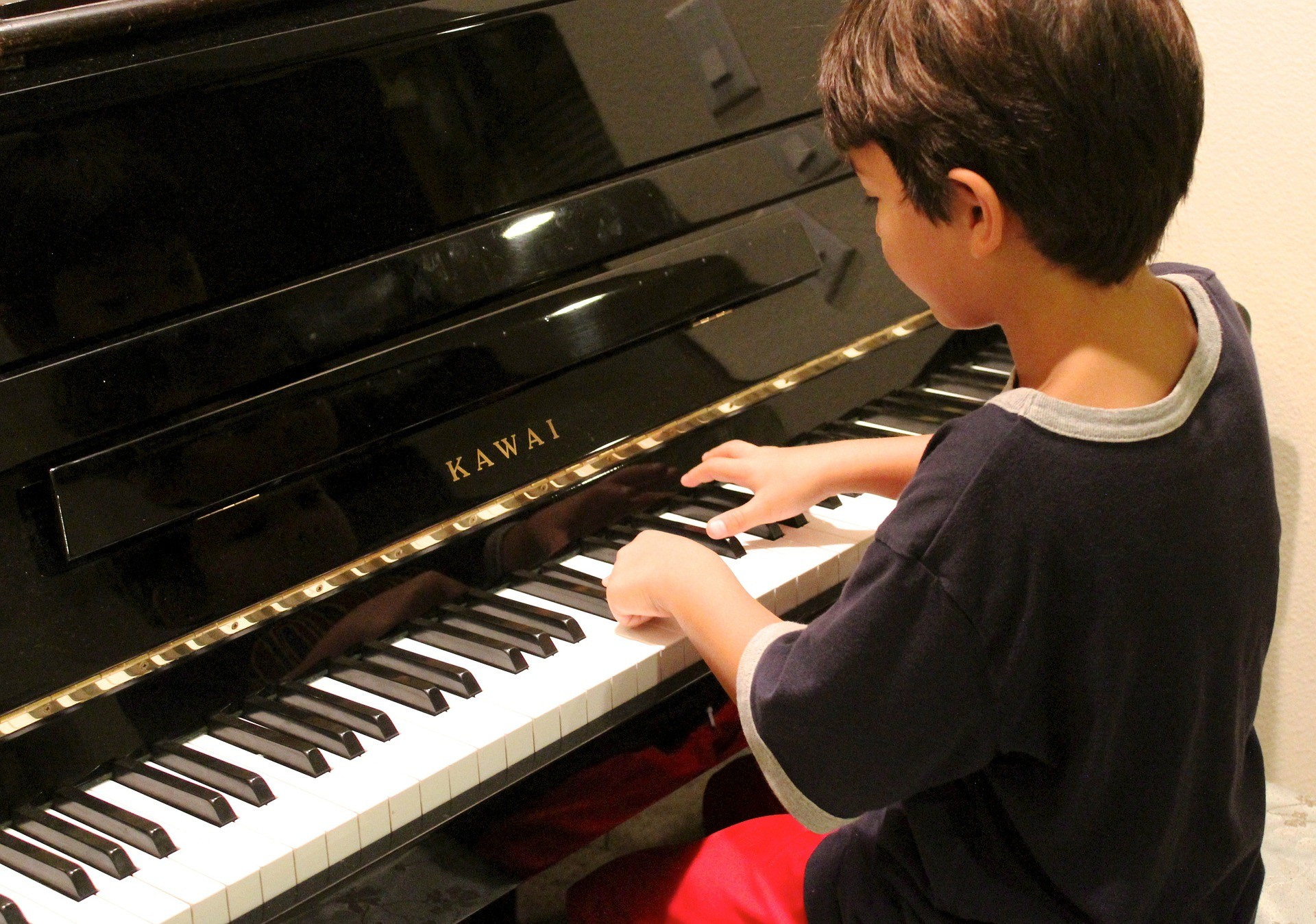 ▲▼ 鋼琴,彈鋼琴,男孩,音樂。（圖／取自免費圖庫Pixabay）