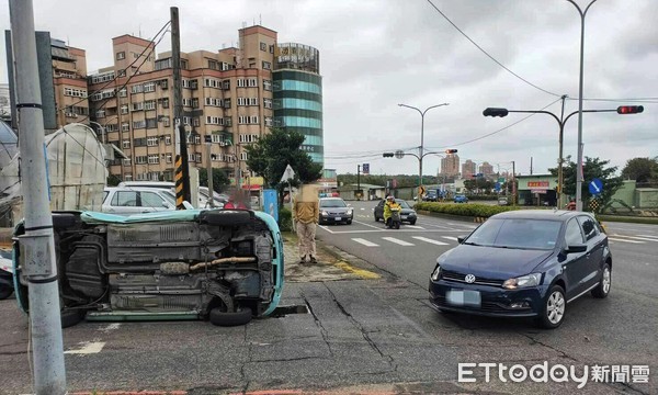 ▲ 三芝違規紅燈右轉兩車擦撞 側翻90度「立車」路中央。（圖／記者郭世賢翻攝）