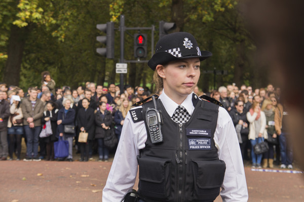 ▲英國警隊被爆近6年來有數百女警遭到男同事騷擾。圖為一名正在執勤的英國警花。(圖／達志影像／美聯社)