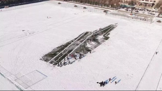 ▲▼哈工程學生用冰雪打造遼寧艦。（圖／翻攝自微博）