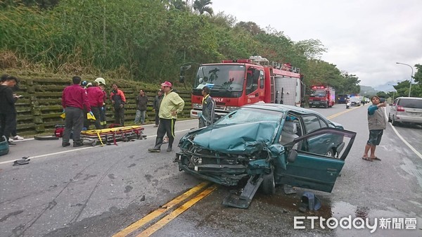 ▲花蓮縣富里鄉石牌村27日2車對撞嚴重車禍，其中深綠色小轎車車頭幾乎全毀。（圖／記者王兆麟翻攝，下同）