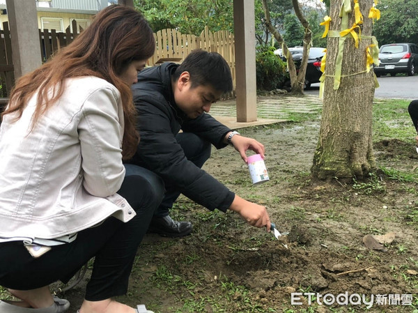 ▲ 新北市第4季環保樹葬 對毛小孩思念送牠最後一程。（圖／記者郭世賢翻攝）