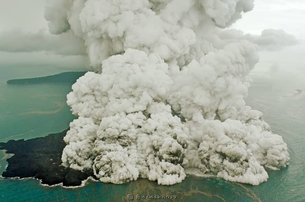 ▲▼印尼喀拉喀托之子火山（Anak Krakatau）持續活動。（圖／路透）