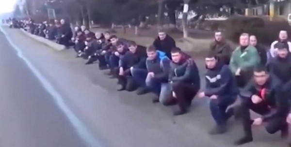 ▲大批烏克蘭民眾以單膝跪地，迎接在跟俄羅斯衝突中犧牲的軍人遺體回家。(圖／翻攝自網路)