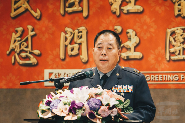 軍友社敬軍授旗　感謝各界對官兵支持與肯定。（圖／軍聞社）