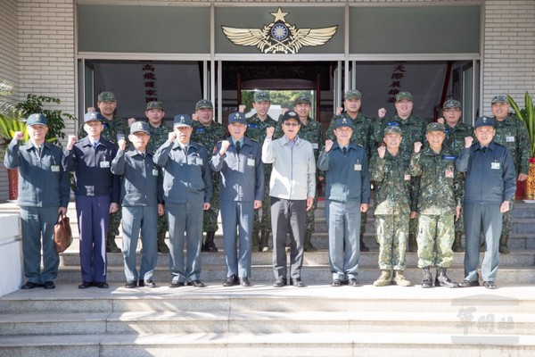 嚴部長視導中部駐軍　期勉建構可恃國防戰力。（圖／軍聞社）