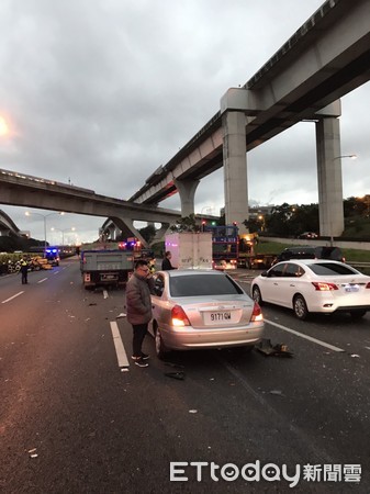 ▲▼中山高林口段4車追撞，3人受傷，車輛回堵超過2公里。（圖／記者趙永博翻攝）