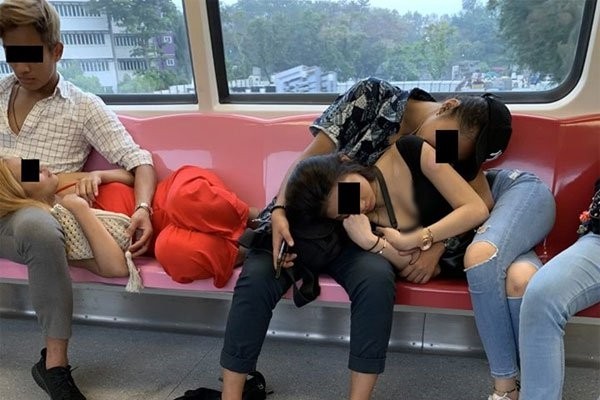▲新加坡臉書網友轉載2對情侶躺在電車座椅上。（圖／翻攝自臉書）