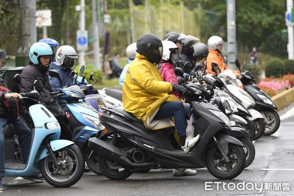 ▲▼大陸冷氣團南下，北台灣濕冷多雨，路上騎士無不穿上雨衣厚重外套。             。（圖／記者湯興漢攝）