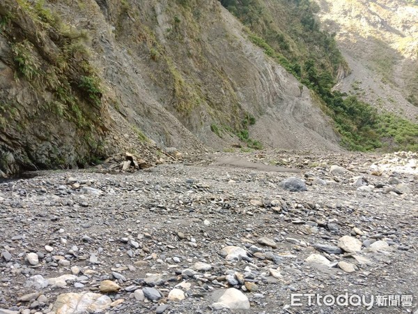 ▲民眾無視保留區規定，驅車擅入大武山都飛魯溫泉週邊地區，留下車輾痕跡。（圖／台東林管處提供，下同）