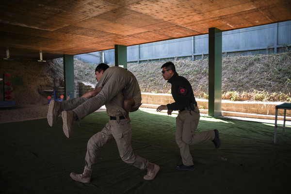 ▲解救要員並完成運動射擊訓練。（圖／翻攝自《澎湃新聞》）