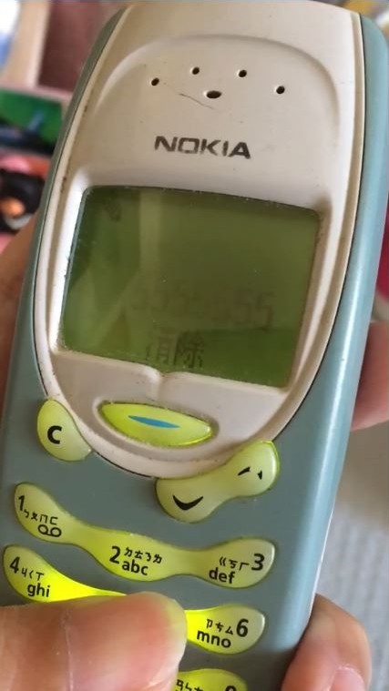 家中鐵盒內「找到一支Nokia 3315」（圖／翻攝爆廢公社公開版）