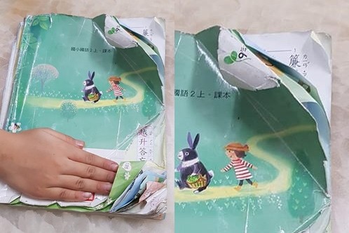 ▲小二女兒的課本超破爛。（圖／翻攝自爆廢公社）