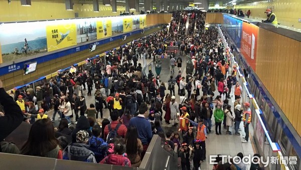 台北跨年散場人潮擠爆捷運站。（圖／記者徐文彬攝）