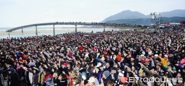 ▲ 2019福隆迎曙光千人叩鐘祈福 福容600組平安御守限量發送。（圖／東北角暨宜蘭海岸國家風景區管理處提供）