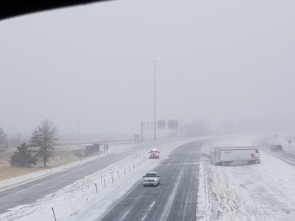 ▲▼美國中西部大雪，內部拉斯加州一輛卡車打滑停在公路旁。（圖／路透）