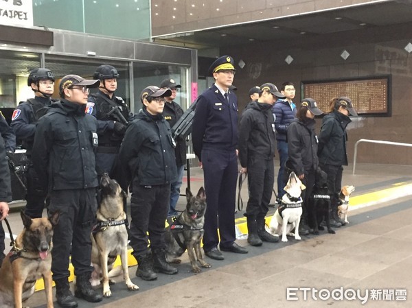 ▲▼信義警方出動警犬隊、無人機干擾器加上全員出動務求確保跨年或動順利進行。（圖／記者張君豪翻攝）