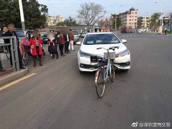 ▲▼ 龍崗發生一起自行車與轎車對撞事故，自行車毫髮無傷，轎車卻嚴重凹陷。（圖／翻攝字微博／深圳龍崗交警）