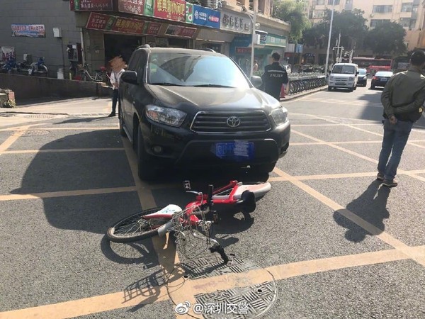 ▲▼ 深圳交警貼出另一張自行車與轎車對撞照片，這次則是轎車毫髮無傷，自行車則躺在轎車車輪下            。（圖／翻攝字微博／深圳交警）