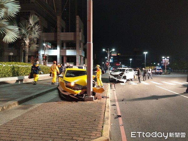 ▲▼嘉市府前車禍事故，波及府前電線桿，聲響之大更讓人誤以為是恐怖攻擊。（圖／記者翁聖勳翻攝，下同）