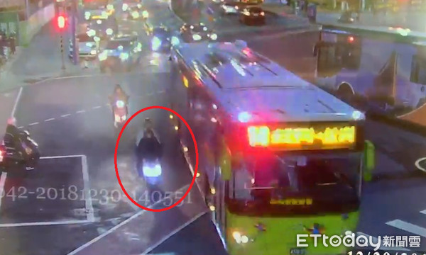 ▲▼女子誤以為公車靠站是惡意逼車，雙方爆發衝突。（圖／記者林煒傑翻攝）