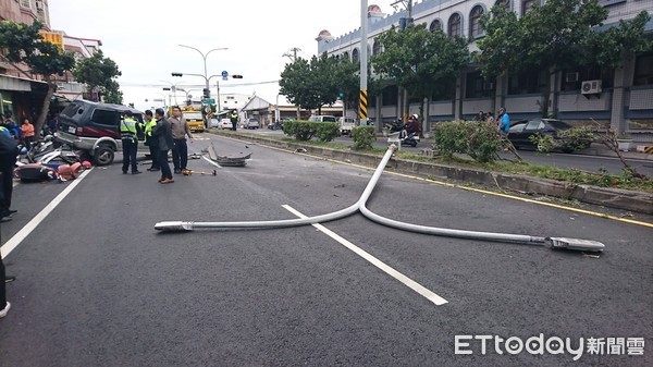 ▲藍色廂型車飛越安全島後撞擊對向機車騎士連同電線桿也被撞斷。(圖／民眾提供，下同)