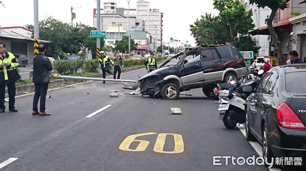 ▲藍色廂型車飛越安全島後撞擊對向機車騎士連同電線桿也被撞斷。(圖／民眾提供，下同)