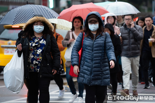 ▲▼冬季,冬天,天氣,低溫,寒流,行人,路人,大陸冷氣團,保暖,禦寒,溼冷。（圖／記者季相儒攝）