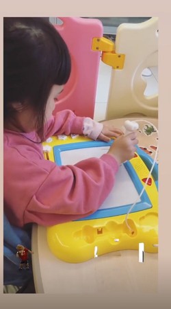 ▲3歲Mia已經會寫自己的英文名字了。（圖／翻攝自楊銘威Instagram）