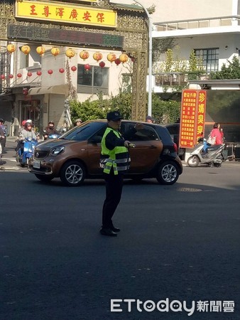 ▲台南市中西區各寺廟近日舉辦廟會慶典活動，市警二分局今年與各寺廟協調，請廟方加派增加義交或工作人員疏導交通，警民合作交管讓交通更順暢。（圖／記者林悅翻攝，下同）