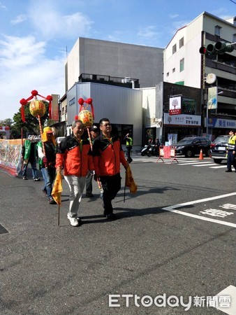 ▲台南市中西區各寺廟近日舉辦廟會慶典活動，市警二分局今年與各寺廟協調，請廟方加派增加義交或工作人員疏導交通，警民合作交管讓交通更順暢。（圖／記者林悅翻攝，下同）