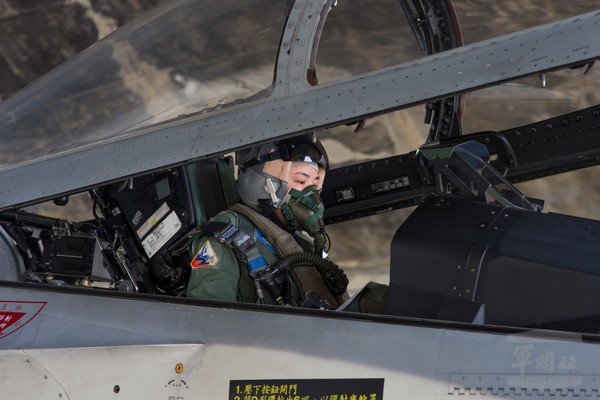 空軍經國號戰機飛行員中尉郭文靜，是中華民國首位女兵轉服飛行軍官的女性官兵。（圖／軍聞社）