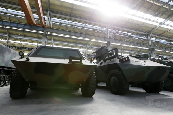 回顧國軍輪型甲車研製工作，於民國81年完成CM31六輪甲車（左）研製，並於民國88年成功研發衍生車型，可搭載天箭一型的防空飛彈車（右）。（圖／軍聞社）