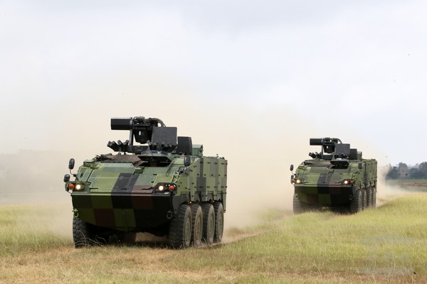 「雲豹八輪甲車」CM32/33 40公厘榴彈機槍指揮車及裝步戰鬥車型民國100年量產，於今年度全數完成解繳。（圖／軍聞社）